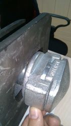 Блокирующее устройство фитинг твистлок для контейнеровозов.