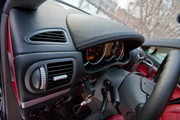 Перетяжка торпеды оригинальной кожей для Porsche.